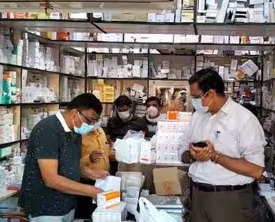 दवा फैक्ट्री का दुकानों पर छापा दो के लाइसेंस निलंबन की संस्तुति ड्रग और विजिलेंस की टीम पहुंची, तेलंगाना टीम की कार्यवाही के बाद हरकत में आए अफसर