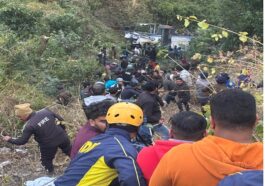 बस दुर्घटनाग्रस्त होने से 3 की मौत और 25 लोग घायल