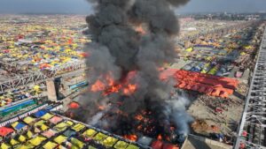 Mahakumbh Fire Video: महाकुंभ में लगी भीषण आग, कई टेंट एक साथ जले